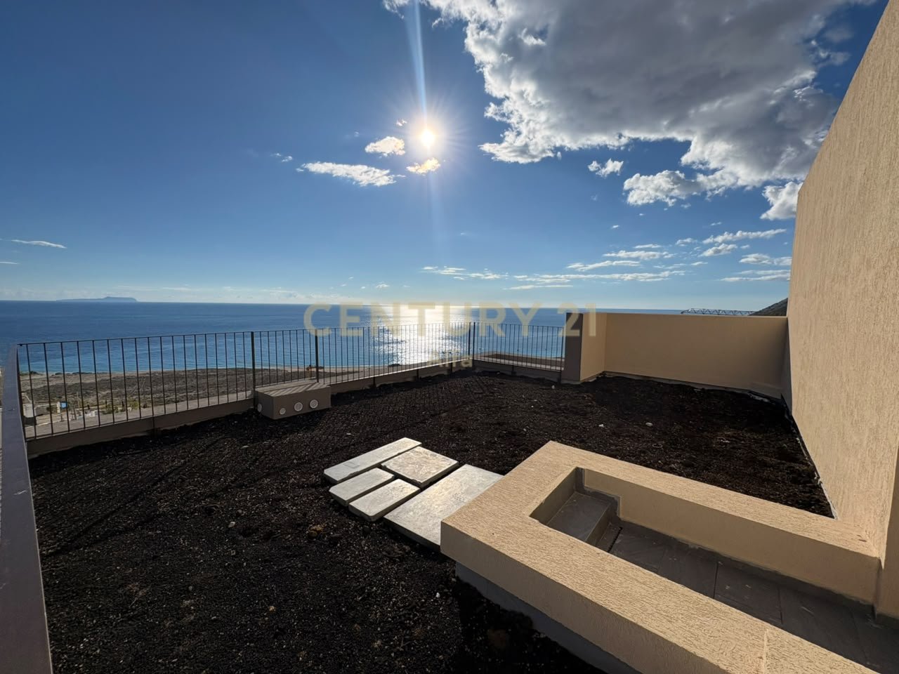 SHITET DUPLEKS LUKSOZ ME 2🅿️ DHE VERANDË ME PAMJE PANORAMIKE NË GREEN COAST 2!