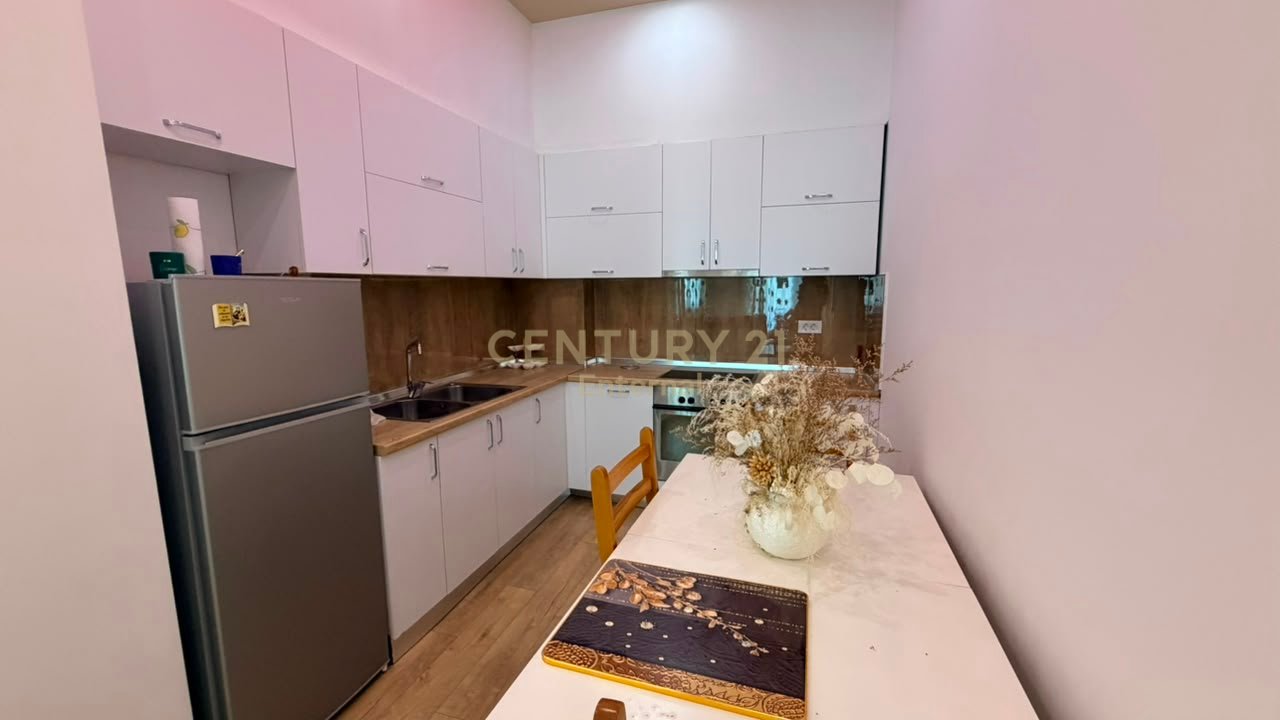 Shitet apartament 2+1 te Liqeni i Thate
