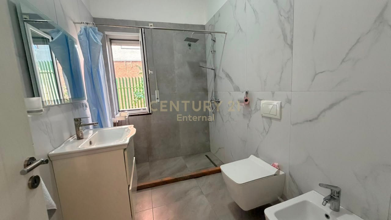 Shitet apartament 2+1 te Liqeni i Thate