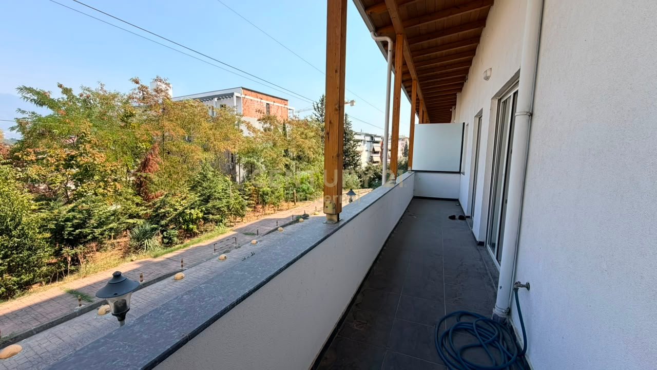 Shitet apartament 2+1 te Liqeni i Thate