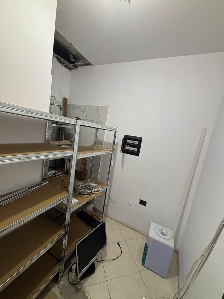 🏢 IN AFFITTO | NEGOZIO – PANTALONI