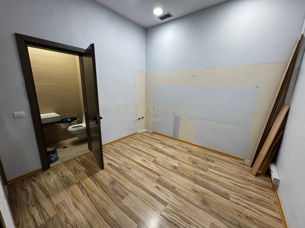 FOR RENT OFFICE / CLINIC SPACE  !!!