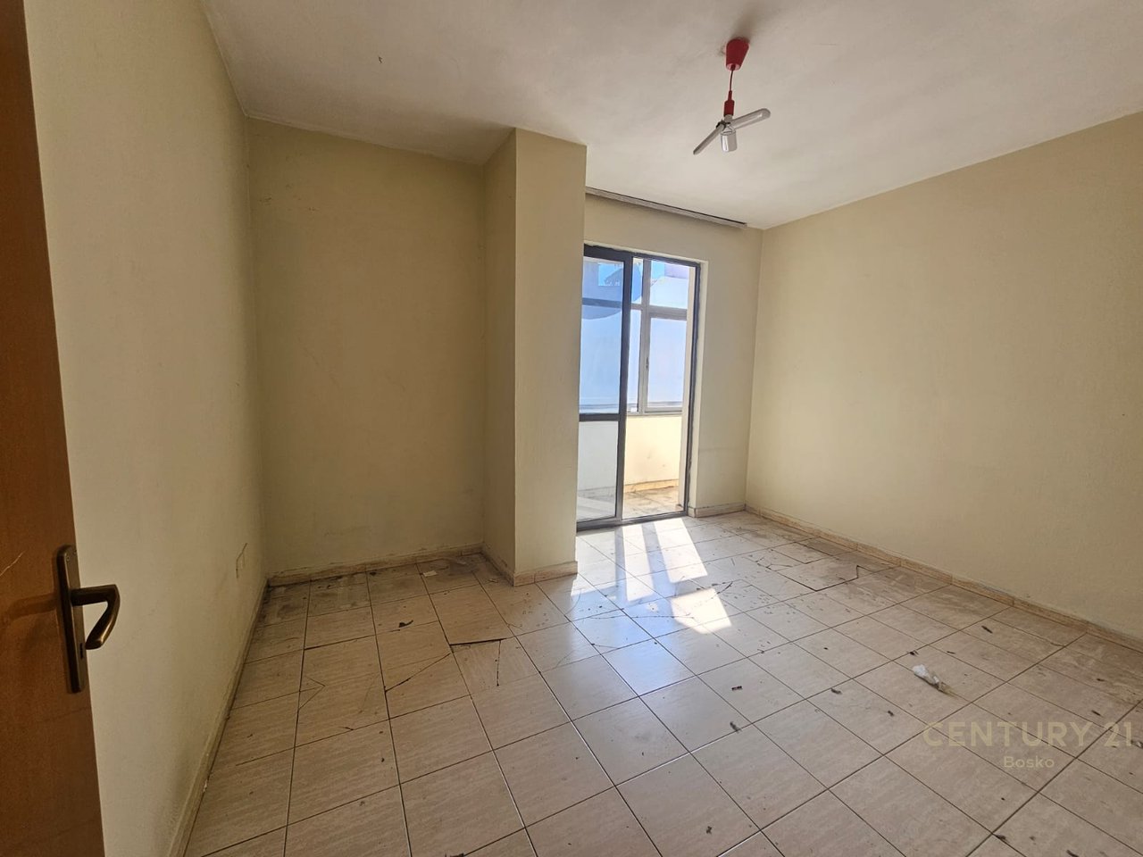 AMBIENT KOMERCIAL PER QIRA TEK ZOGU I ZI