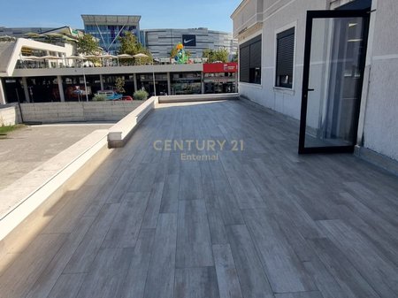 TEG - Locale Commerciale Premium di 280m2 + 70m2 Veranda in Affitto