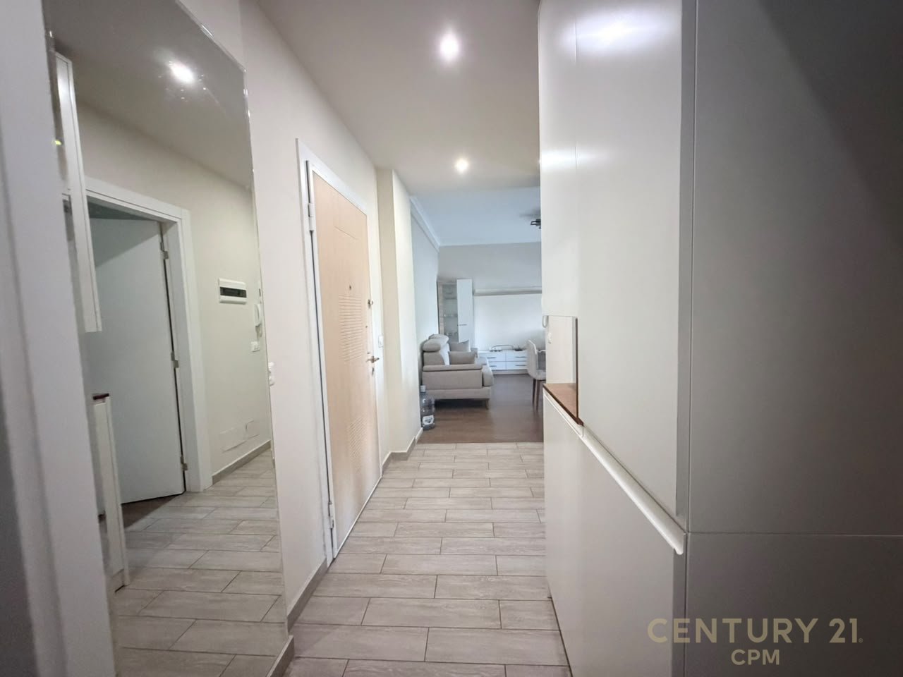 Apartament 2+1 Me Qira në Komunën e Parisit, Tiranë !