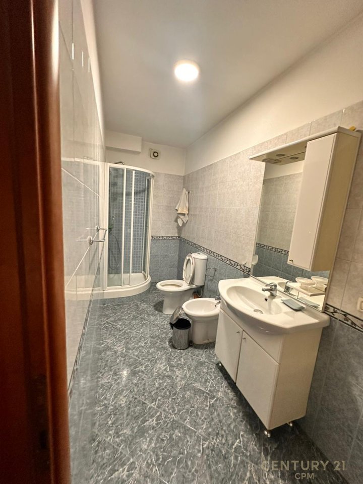 Shitet Apartament Modern 2+1+2 në Ish Blloku, Tiranë