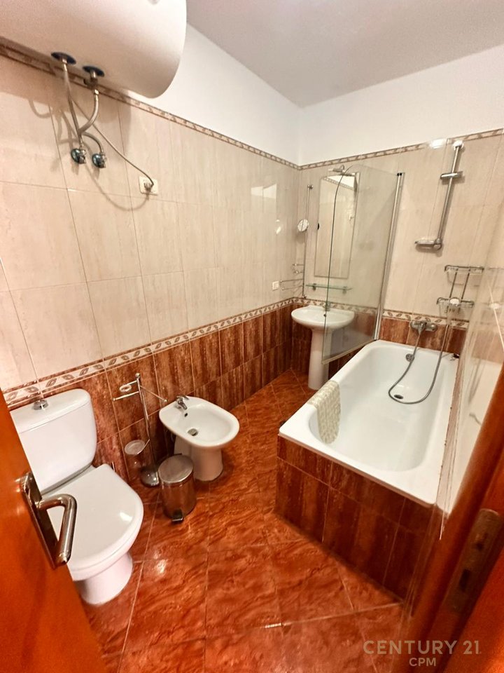 Shitet Apartament Modern 2+1+2 në Ish Blloku, Tiranë
