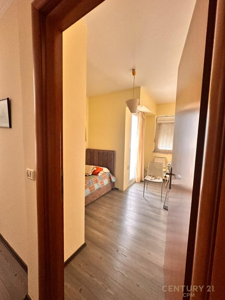 Shitet Apartament Modern 2+1+2 në Ish Blloku, Tiranë
