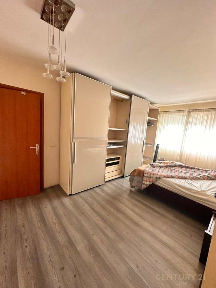 Shitet Apartament Modern 2+1+2 në Ish Blloku, Tiranë