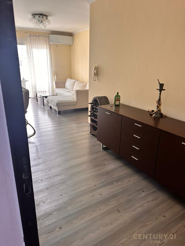 Shitet Apartament Modern 2+1+2 në Ish Blloku, Tiranë