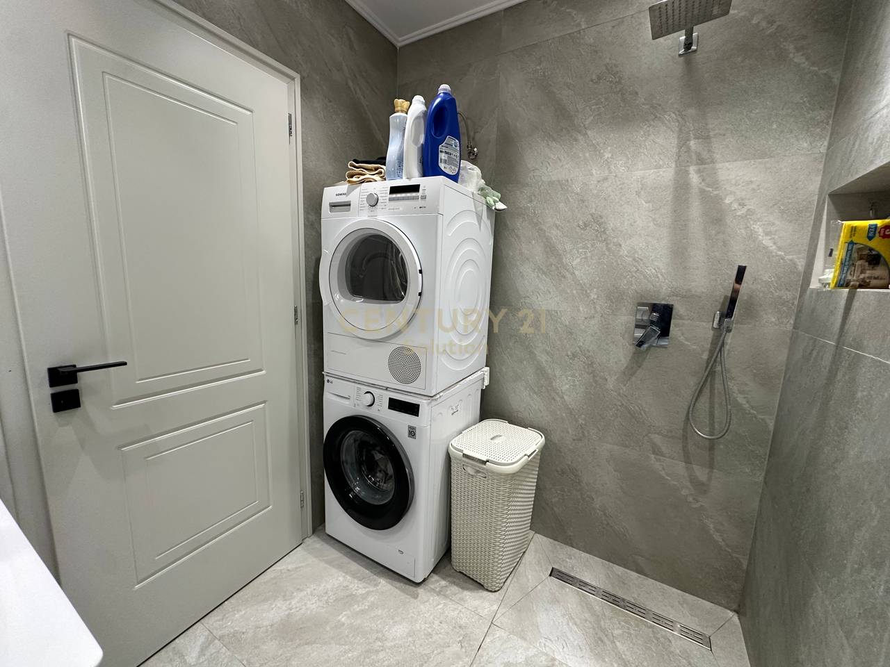 APARTAMENT 3+1+2+ VERANDE PER SHITJE PRANE VILES L !