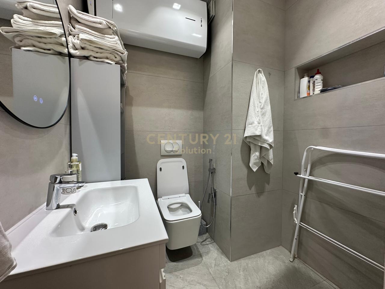 APARTAMENT 3+1+2+ VERANDE PER SHITJE PRANE VILES L !