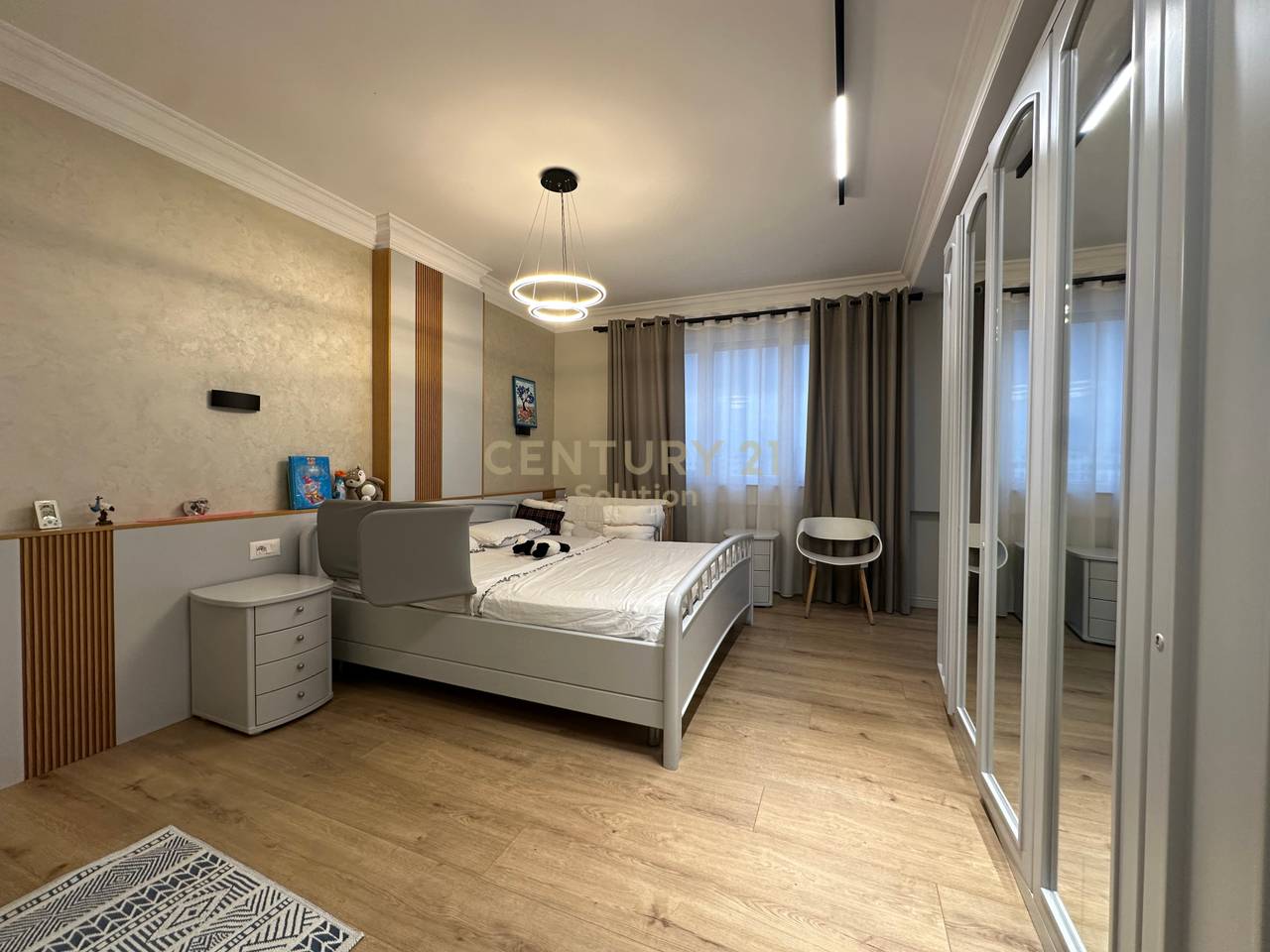 APARTAMENT 3+1+2+ VERANDE PER SHITJE PRANE VILES L !