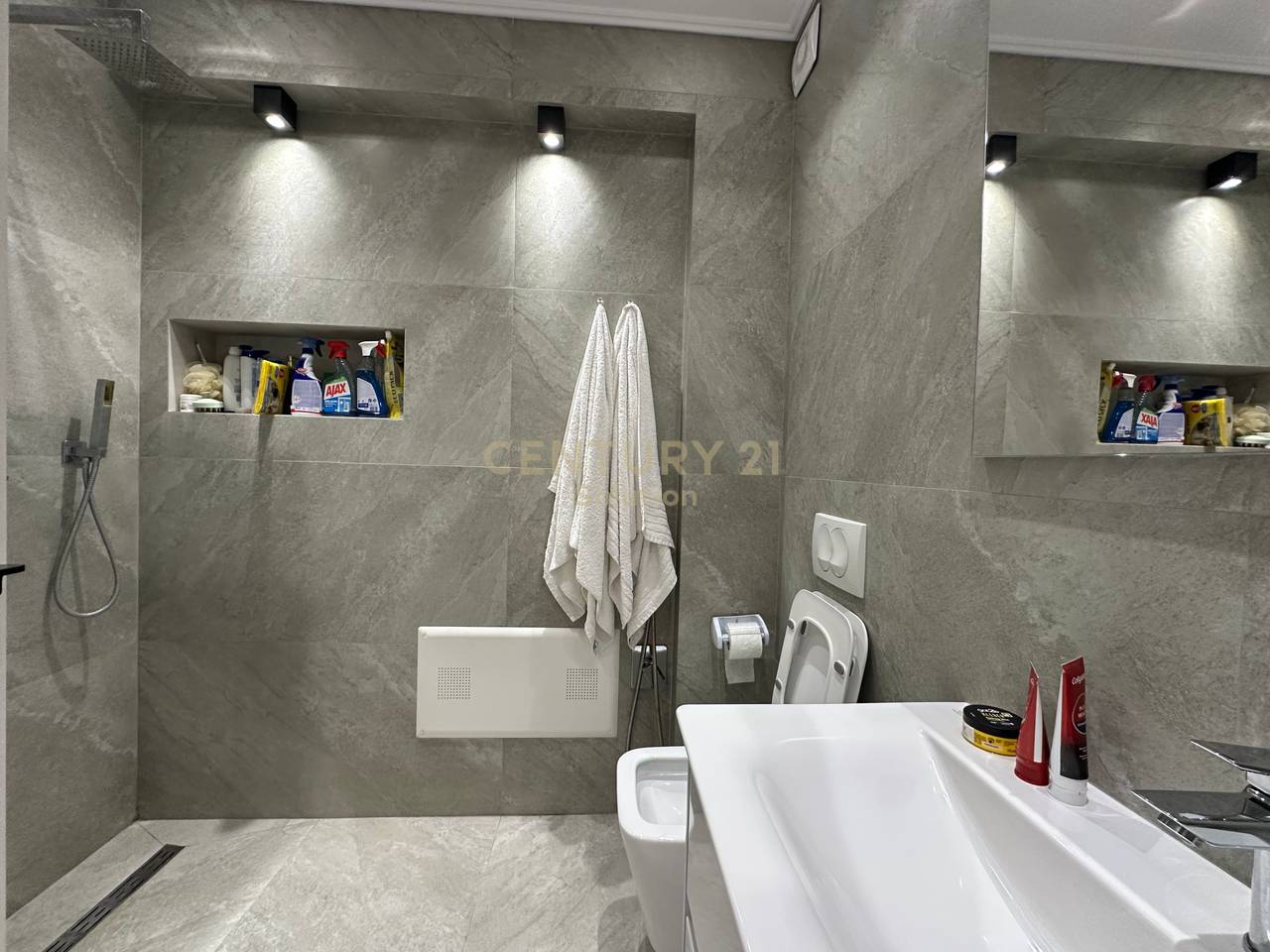 APARTAMENT 3+1+2+ VERANDE PER SHITJE PRANE VILES L !