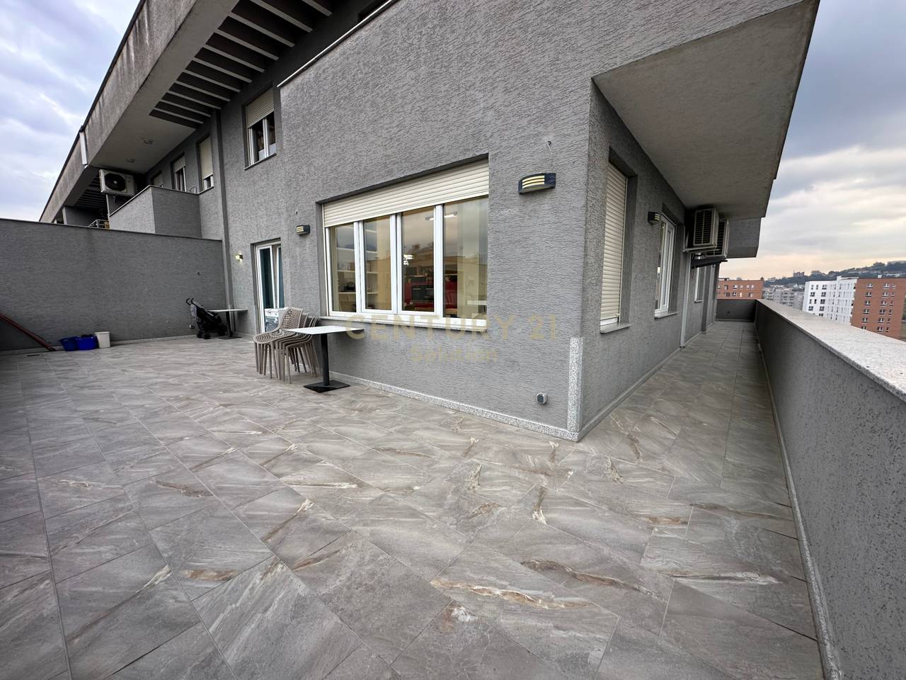 APARTAMENT 3+1+2+ VERANDE PER SHITJE PRANE VILES L !
