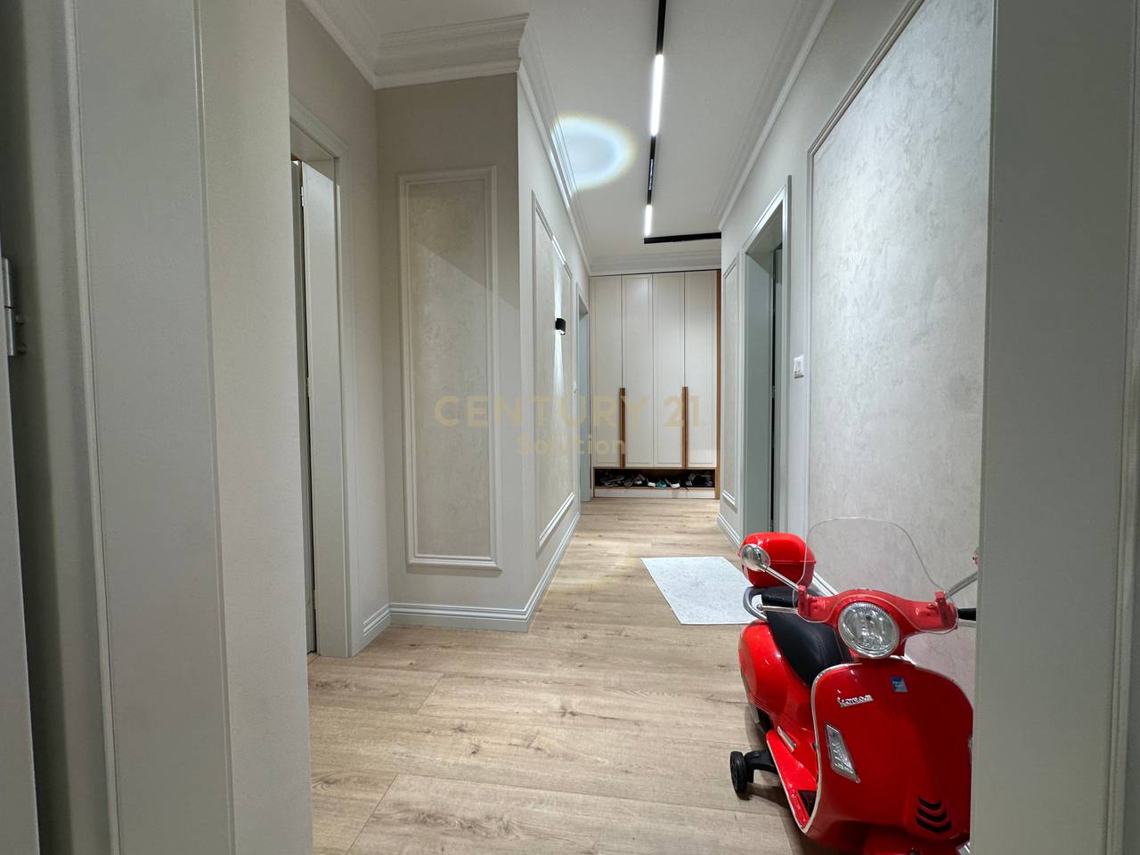 APARTAMENT 3+1+2+ VERANDE PER SHITJE PRANE VILES L !