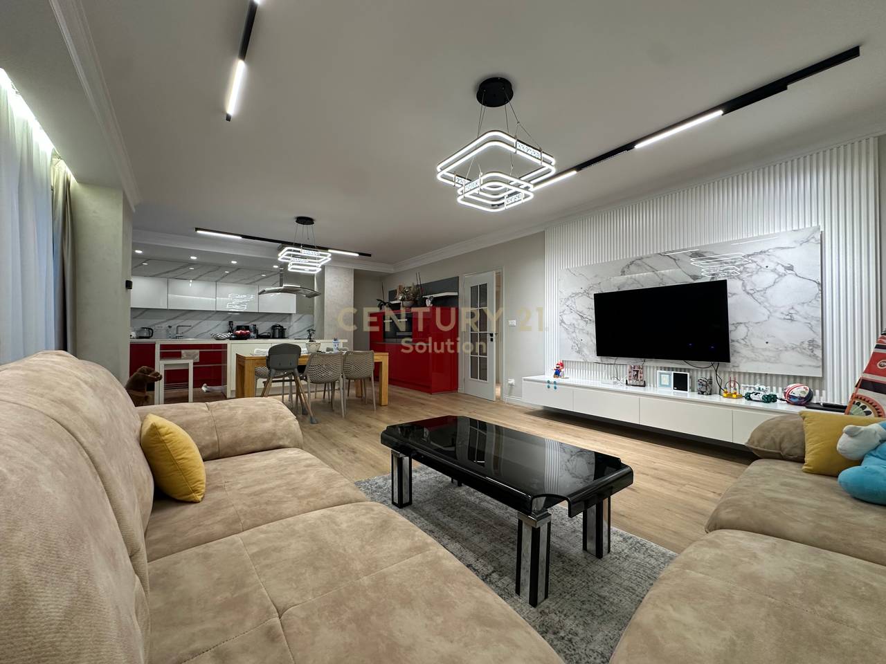 APARTAMENT 3+1+2+ VERANDE PER SHITJE PRANE VILES L !