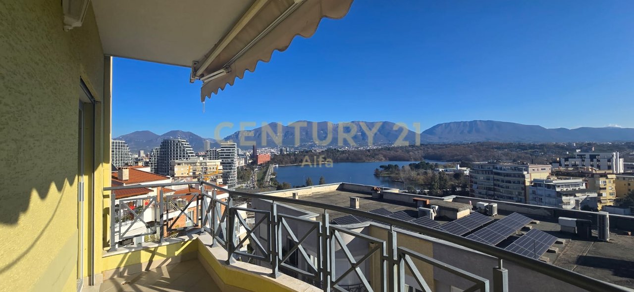 OKAZION! Shitet apartament 4+1+3 tualete dhe 2 poste parkimi- LIQENI ARTIFICIAL