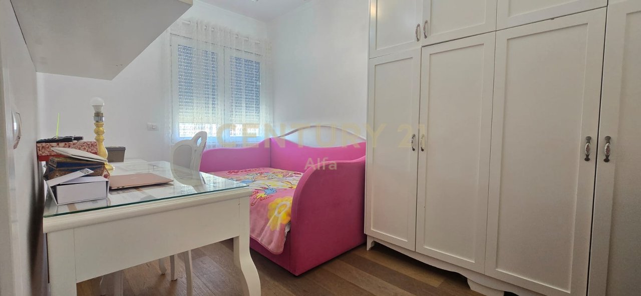 OKAZION! Shitet apartament 4+1+3 tualete dhe 2 poste parkimi- LIQENI ARTIFICIAL