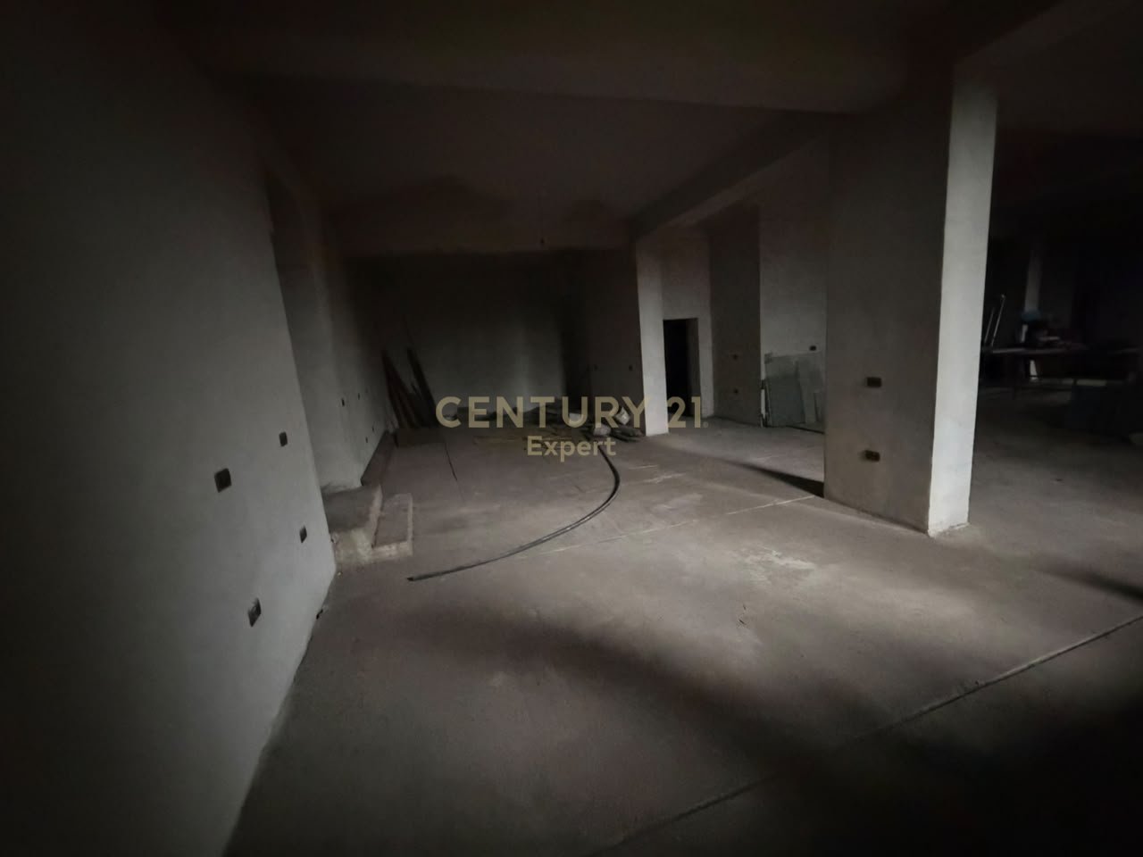 SPAZIO MULTIFUNZIONALE IN VENDITA – KAMËZ, CENTRO