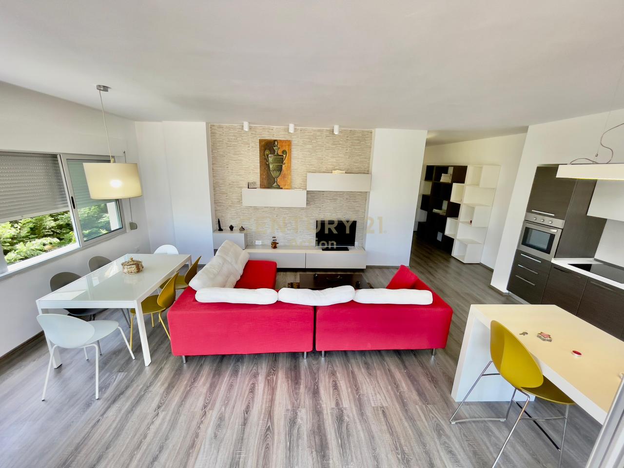 🏡 QIRA, APARTAMENT 2+1+2 me POST PARKIMI, LIQENI THATË‼️