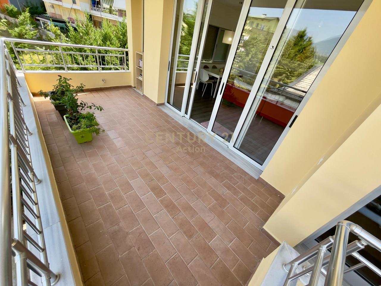 🏡 QIRA, APARTAMENT 2+1+2 me POST PARKIMI, LIQENI THATË‼️
