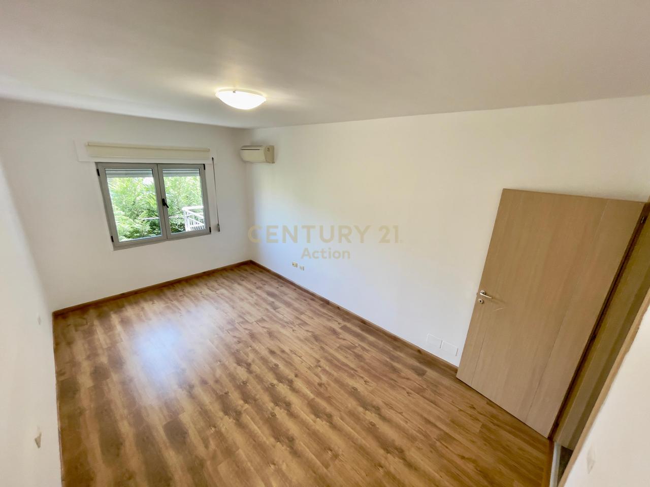 🏡 QIRA, APARTAMENT 2+1+2 me POST PARKIMI, LIQENI THATË‼️