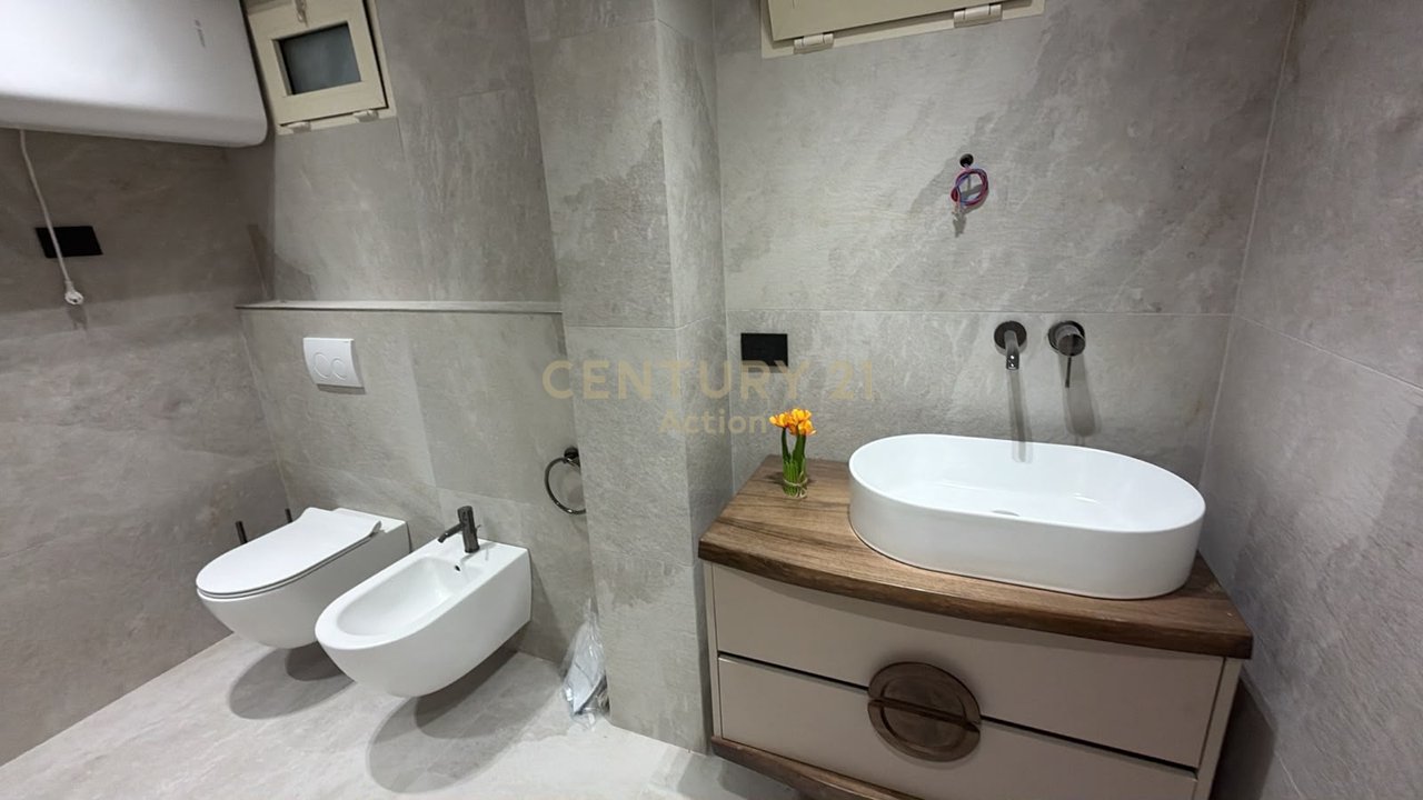 SHITET APARTAMENT 2+1 | RRUGA E PORTIT, DURRËS