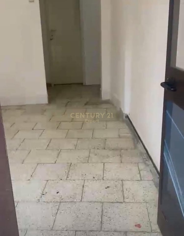 JAPIM ME QIRA DYQAN 20M2 PRANE BAR OSLO, RRUGA BARDHYL !!