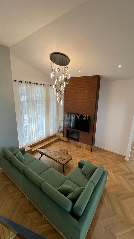Affittasi appartamento 3+1 con veranda, posto auto incluso – arredamento nuovo, Giardino Botanico!