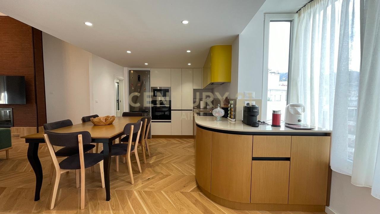 Affittasi appartamento 3+1 con veranda, posto auto incluso – arredamento nuovo, Giardino Botanico!