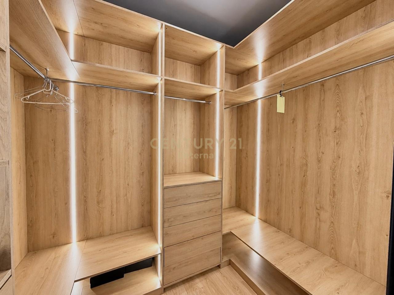 APARTAMENT 3+1+2+ POST PARKIMI ME QIRA – RRUGA E KOSOVARËVE, TIRANË