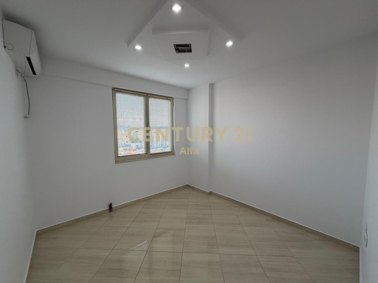 Office for Rent 180 m² | Top Floor | Malajziani Complex