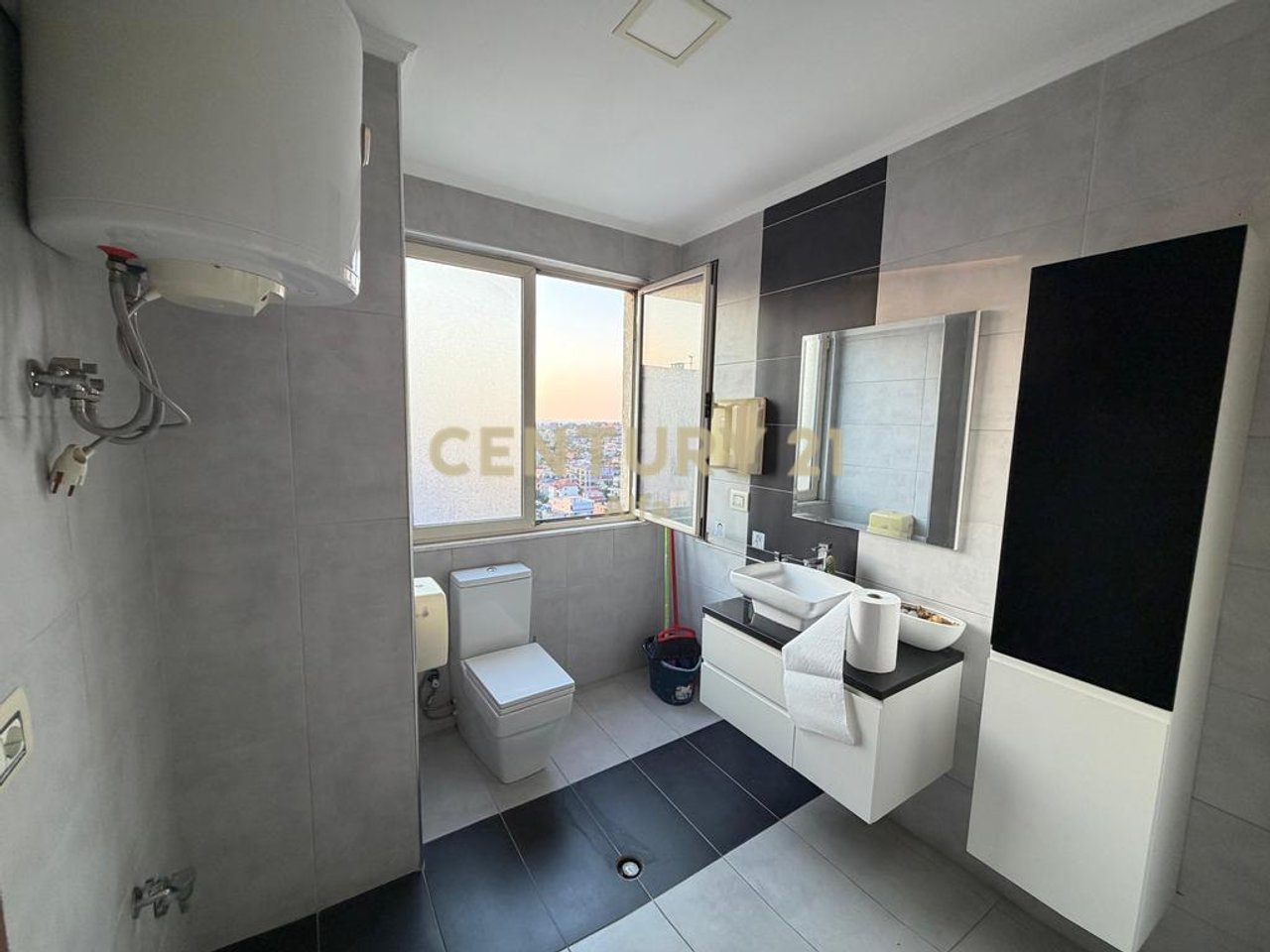 Office for Rent 180 m² | Top Floor | Malajziani Complex