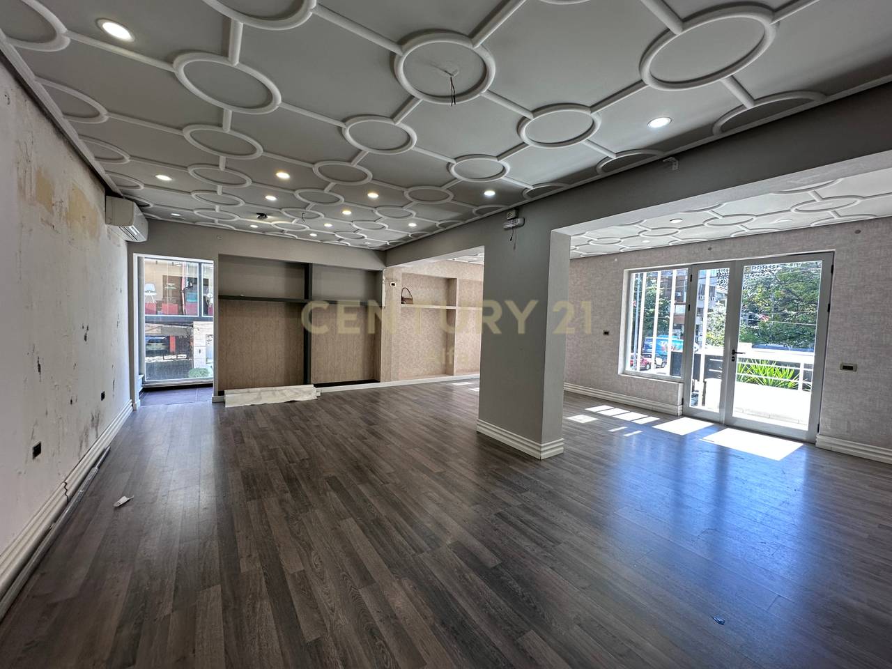 AMBIENT KOMERCIAL PREMIUM PËR QIRA NË BLLOK | 103 m² | KATI 1 | FASADË NË RRUGË KRYESORE‼️