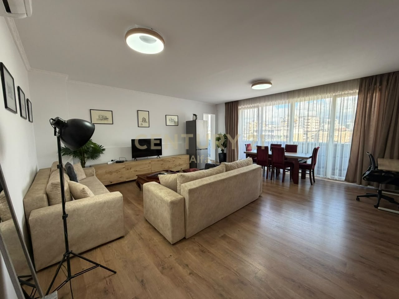 Apartament 1+1 per qira, modern dhe i mobiluar në qendër të Tiranës.