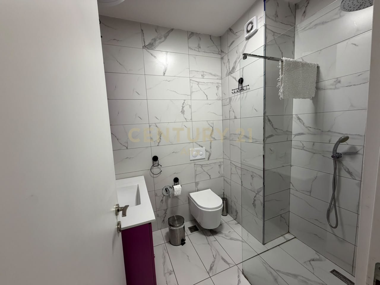 Apartament 1+1 per qira, modern dhe i mobiluar në qendër të Tiranës.
