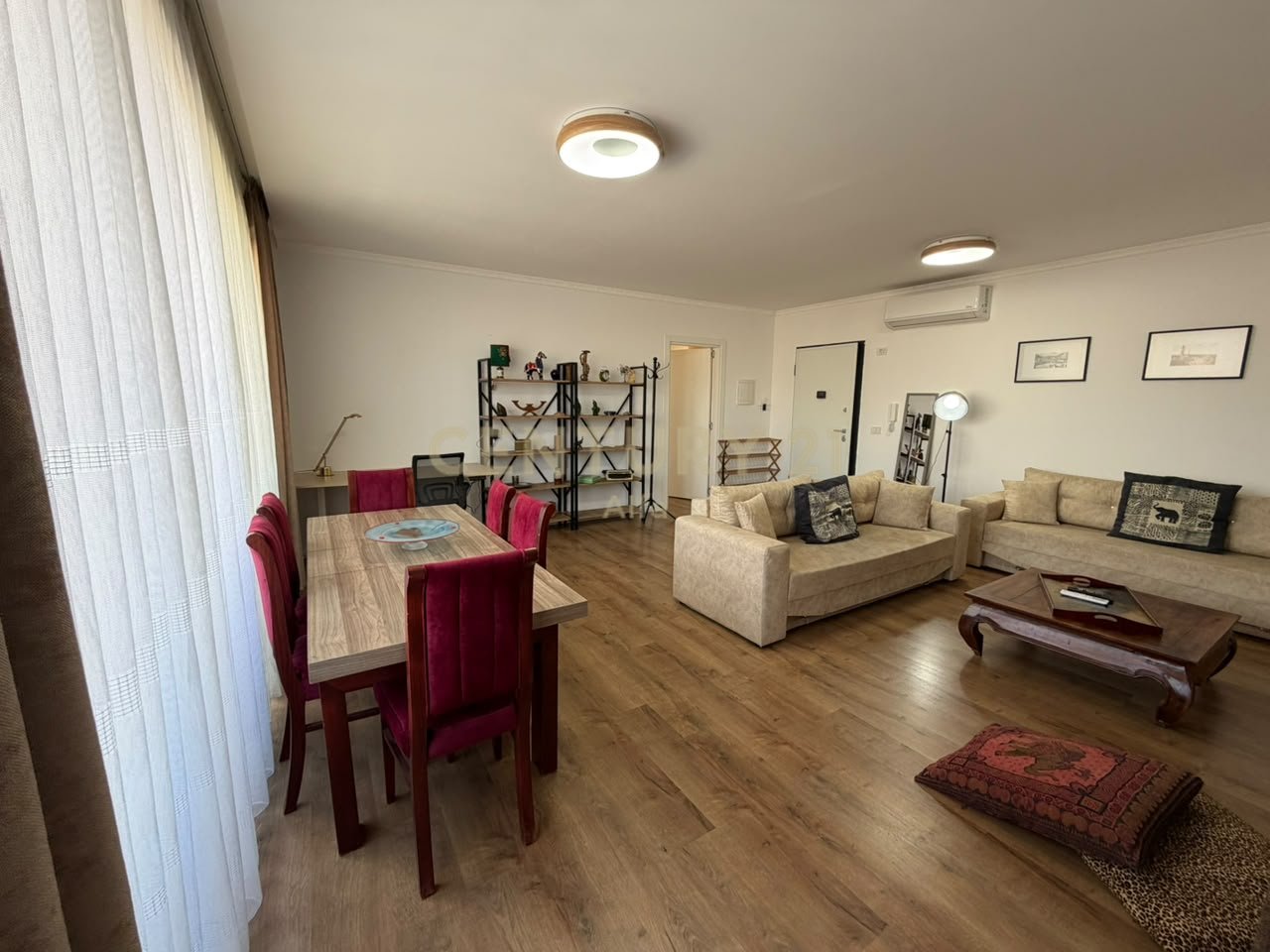 Apartament 1+1 per qira, modern dhe i mobiluar në qendër të Tiranës.