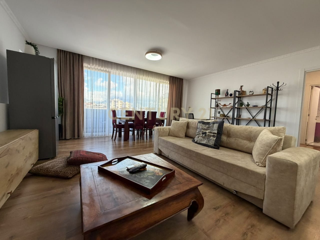 Apartament 1+1 per qira, modern dhe i mobiluar në qendër të Tiranës.