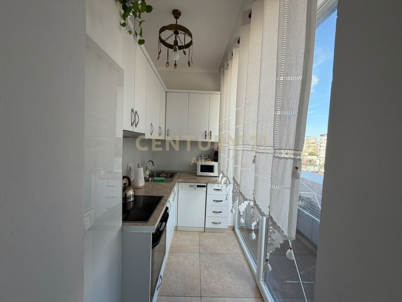 Apartament 1+1 per qira, modern dhe i mobiluar në qendër të Tiranës.