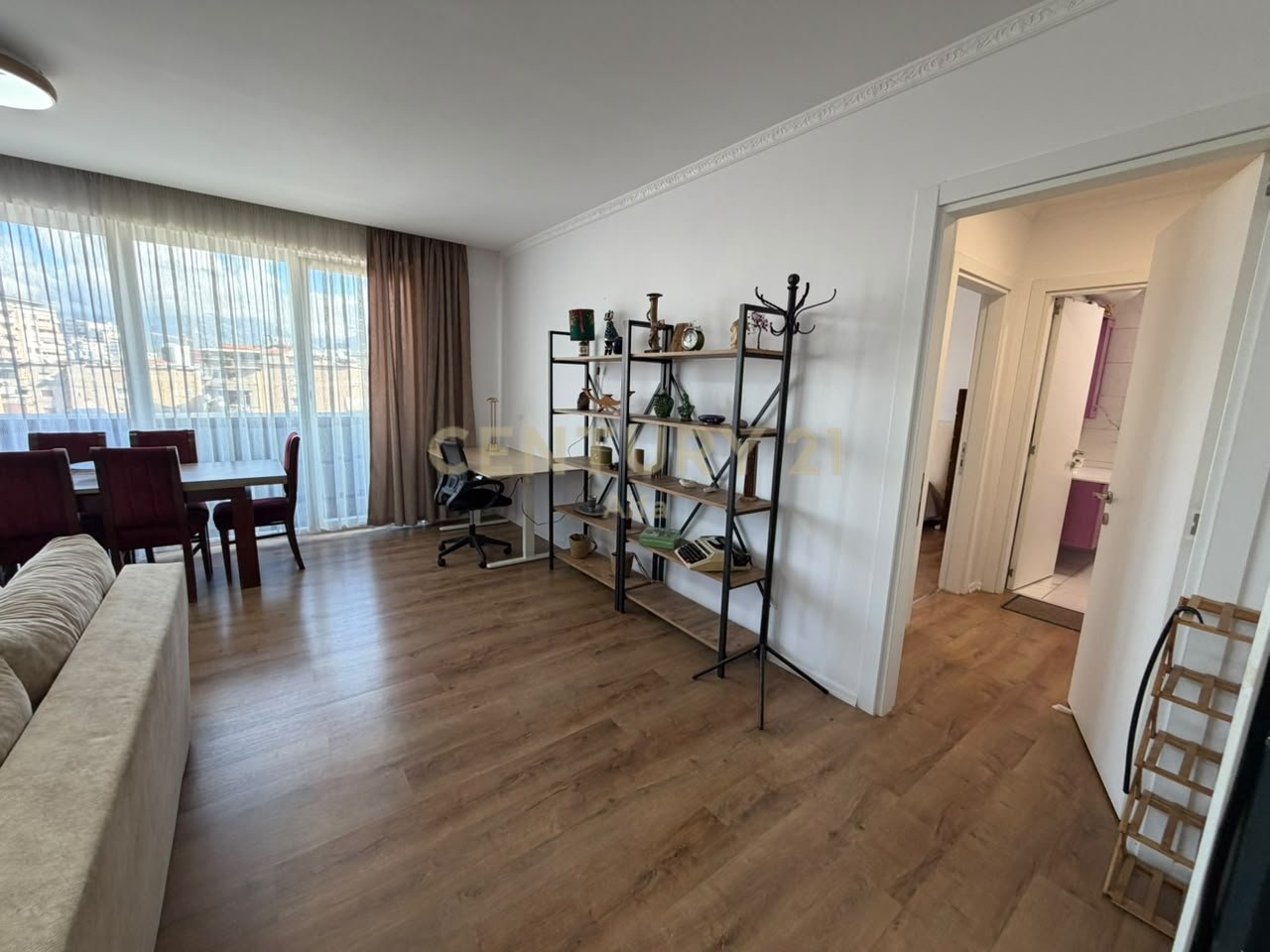 Apartament 1+1 per qira, modern dhe i mobiluar në qendër të Tiranës.