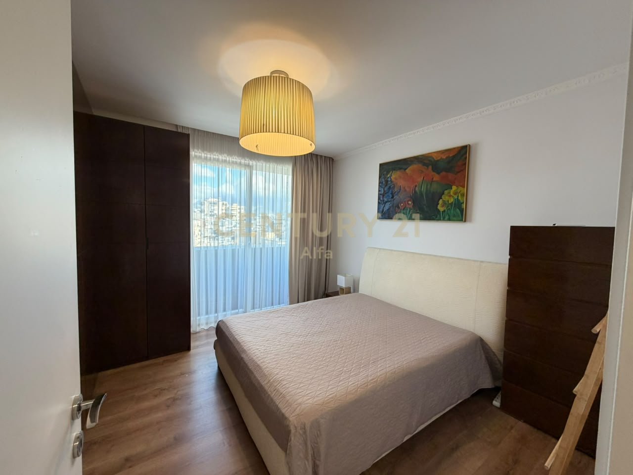 Apartament 1+1 per qira, modern dhe i mobiluar në qendër të Tiranës.