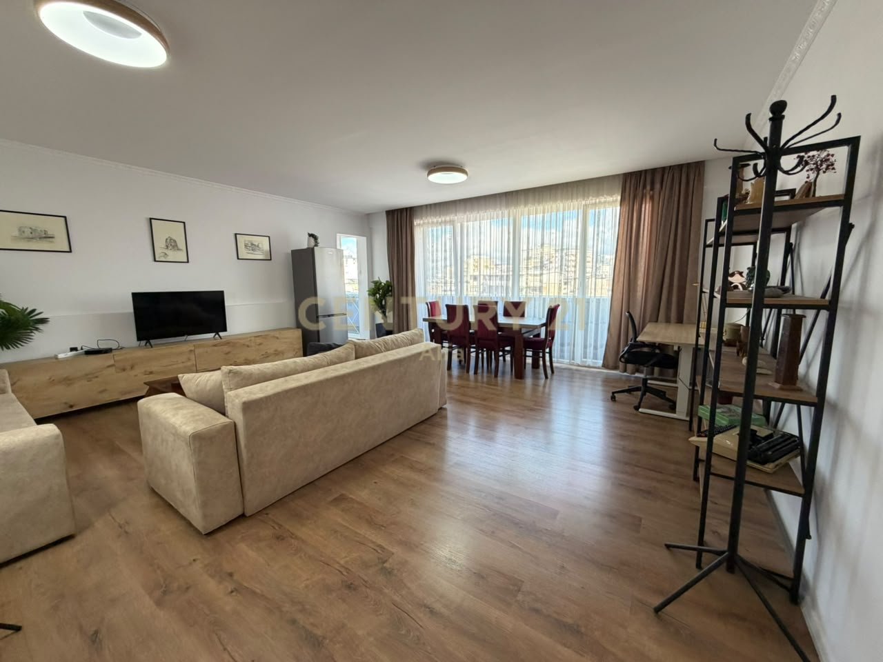 Apartament 1+1 per qira, modern dhe i mobiluar në qendër të Tiranës.