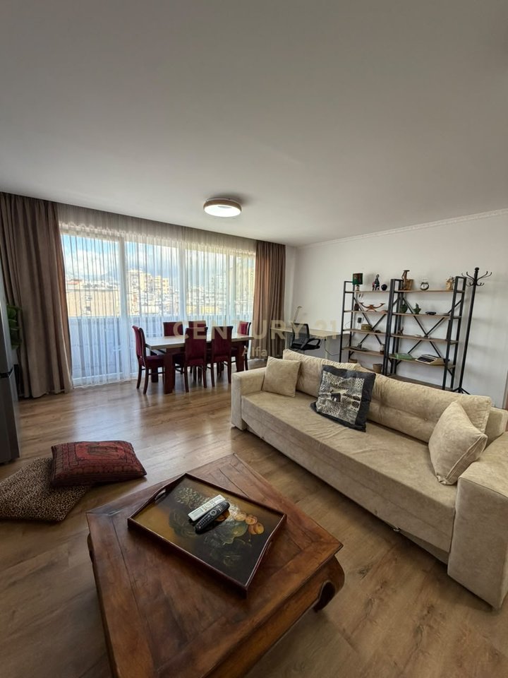 Apartament 1+1 per qira, modern dhe i mobiluar në qendër të Tiranës.