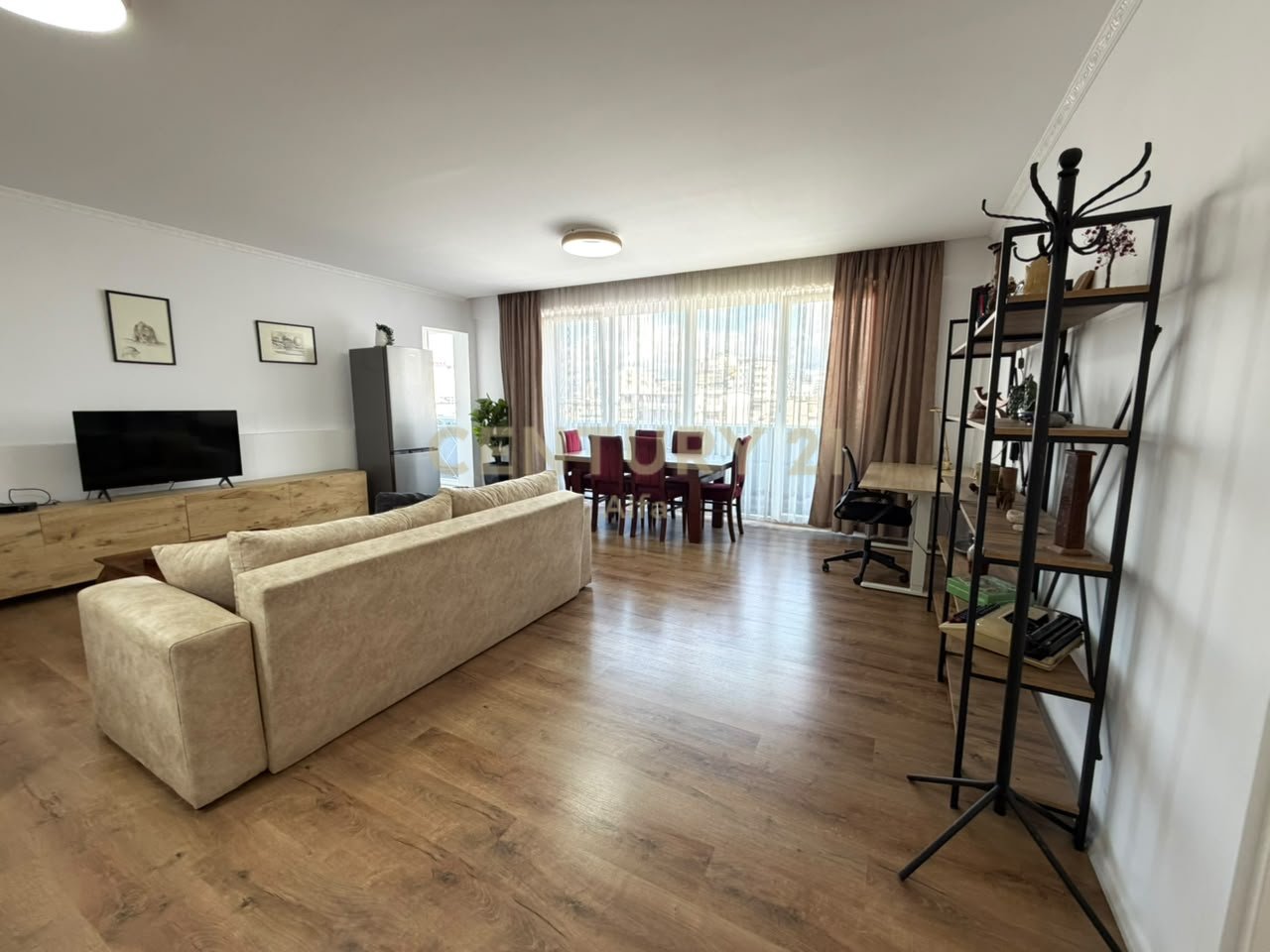 Apartament 1+1 per qira, modern dhe i mobiluar në qendër të Tiranës.