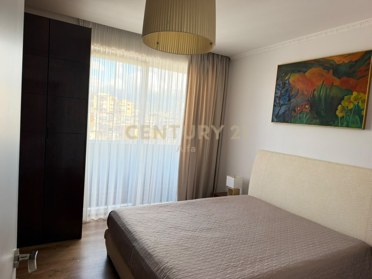 Apartament 1+1 per qira, modern dhe i mobiluar në qendër të Tiranës.