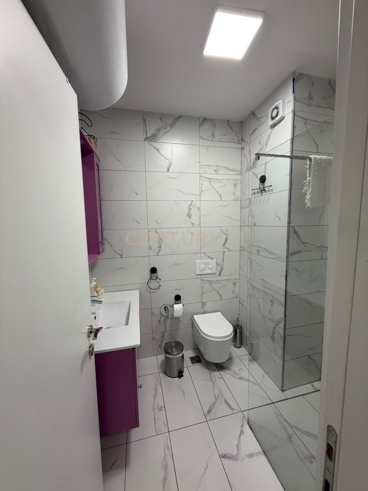 Apartament 1+1 per qira, modern dhe i mobiluar në qendër të Tiranës.