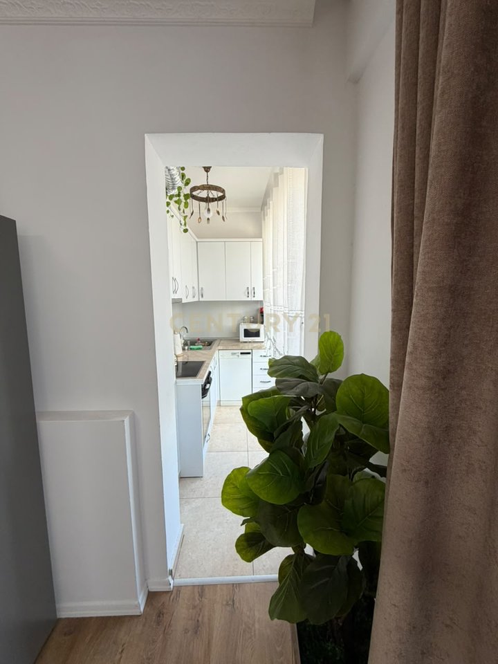 Apartament 1+1 per qira, modern dhe i mobiluar në qendër të Tiranës.