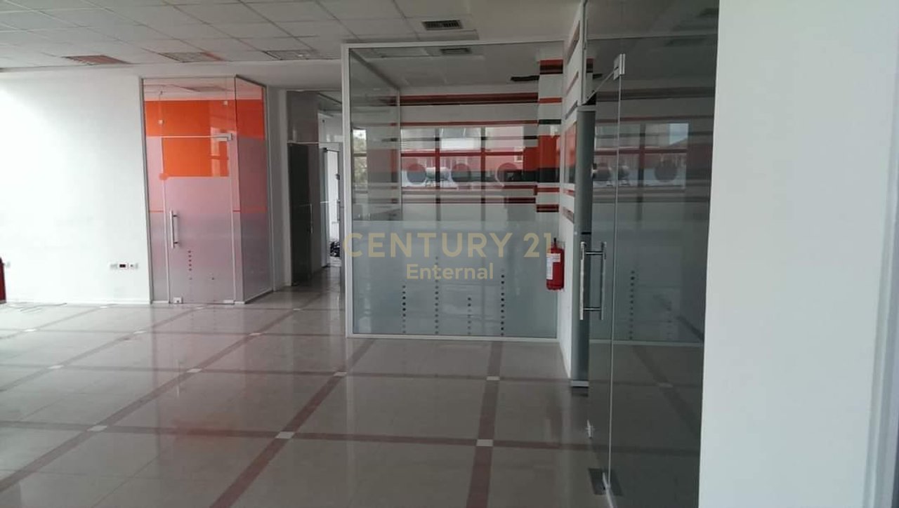Zyre per shitje perballe Kristal Center!