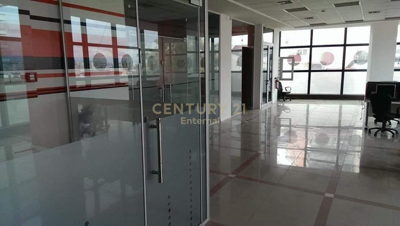 Zyre per shitje perballe Kristal Center!